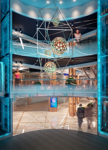Необычная геометрия светильников в интерьере трц - Дизайн интерьера торгового центра в Ноябрьске