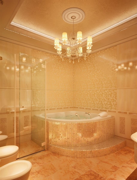 Ванная комната с облицованной мозаикой ванной - Жилой интерьер в поселке Дударево, г. Тюмень