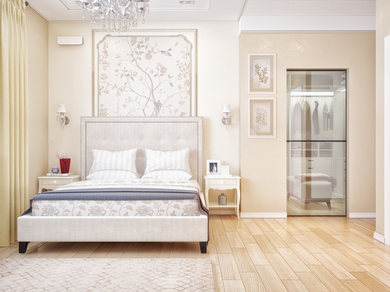 Классическая спальня в светлых тонах-использование обоев для акцента на стенах - Дизайн дома для двух семей, Комарово